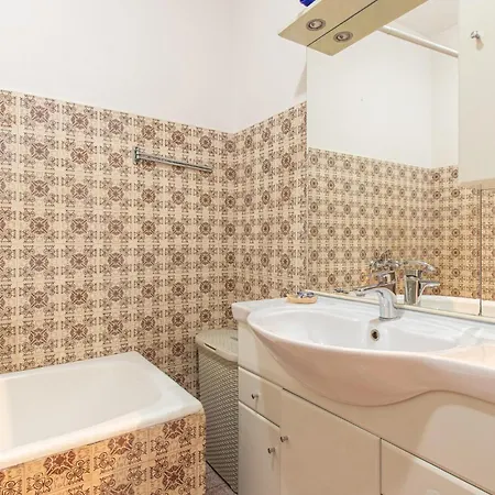 3 Bedroom Stunning In Modric Apartment