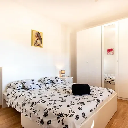Gorgeous In Modric With House Sea View Апартаменты Рованьска
